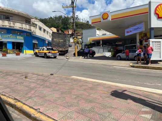 Caminhão bloqueia rua no centro de Itabira