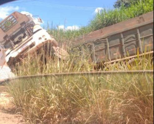 Grave acidente entre dois caminhões e um carro deixa duas vítimas na BR-381