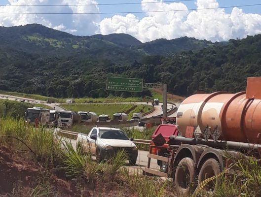 Grave acidente entre dois caminhões e um carro deixa duas vítimas na BR-381