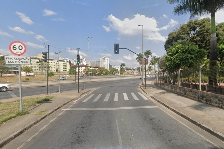 Van atinge moto e deixa mulher morta na Avenida Antônio Carlos, em BH