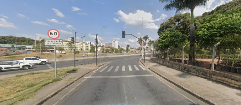 Van atinge moto e deixa mulher morta na Avenida Antônio Carlos, em BH