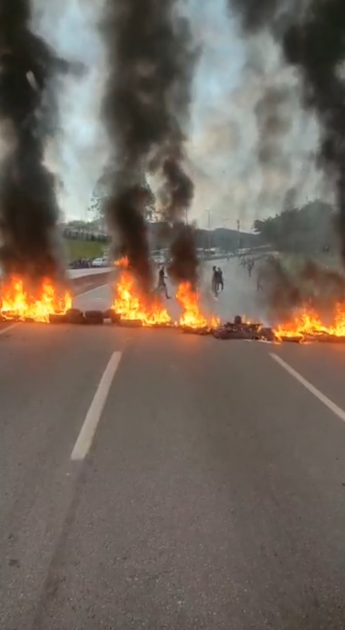 Protesto de moradores fecha Anel Rodoviário, em BH, e trânsito fica complicado