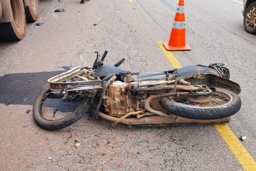 Motociclista sofre fratura ao bater em carreta na MG-129, em Itabira