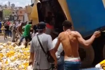 Caminhão tomba e carga de cerveja é saqueada na BR-040