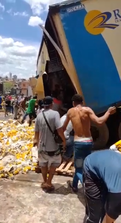 Caminhão tomba e carga de cerveja é saqueada na BR-040