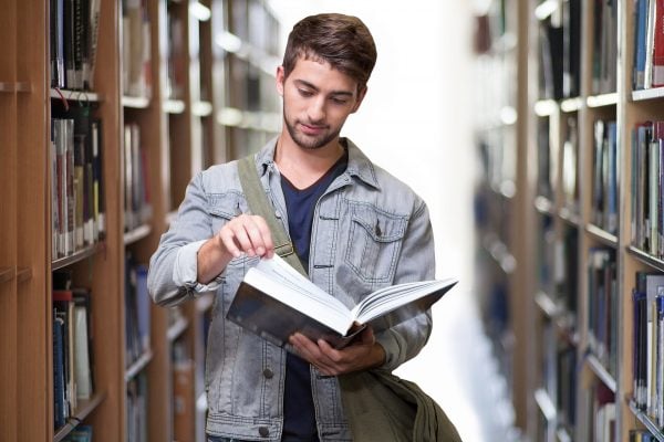 Estudante em Biblioteca