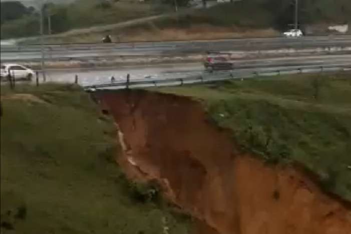 Acostamento da MG-010 é interditado após cratera se abrir