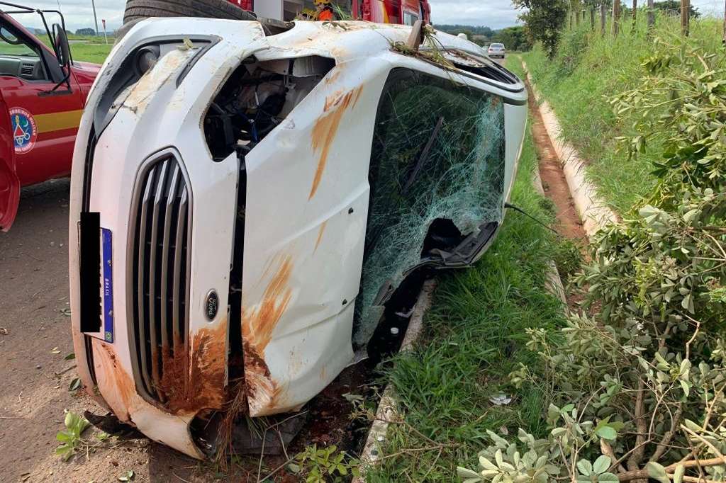 Homem fica ferido após capotar carro na BR-352, em Patos de Minas