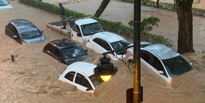 Temporal causa deslizamentos, enchentes e deixa 38 mortos em Petrópolis