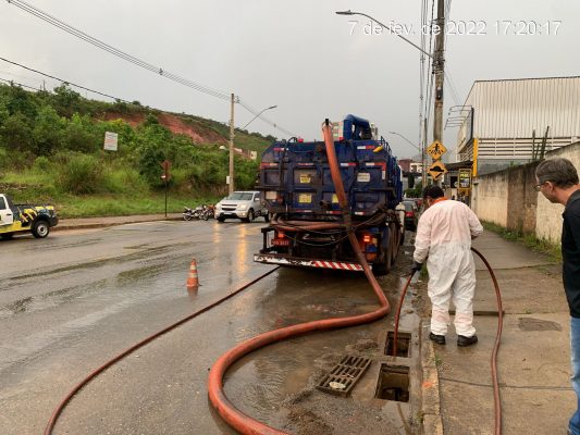 Prefeitura de Monlevade intensifica limpeza de bueiros e recolhimento de entulhos