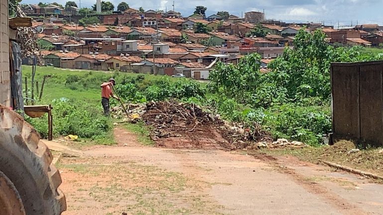 Em um dia, Prefeitura recolhe 13 caminhões de lixo do bairro Estrela D´Álva