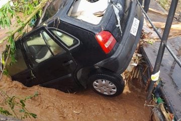 Carro com manequins cai em córrego e é arrastado após forte chuva em Santa Luzia