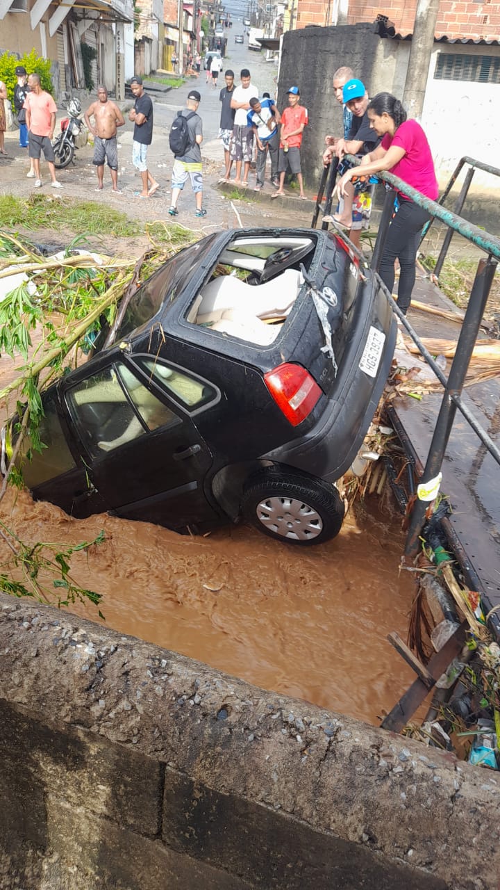 Carro com manequins cai em córrego e é arrastado após forte chuva em Santa Luzia