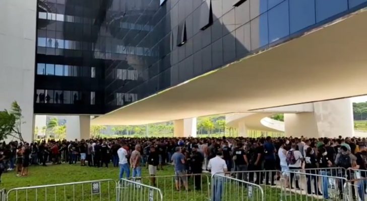 agentes das forças de segurança fazem protesto