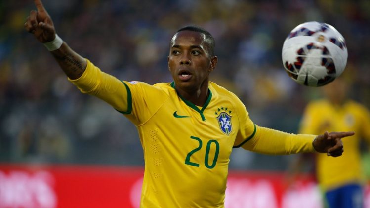 Condenado por estupro, Robinho pode ser preso se sair do Brasil