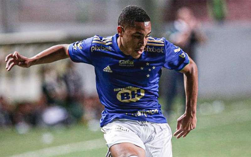 Artilheiro na base, Vitor Roque busca 1º gol no time principal do Cruzeiro