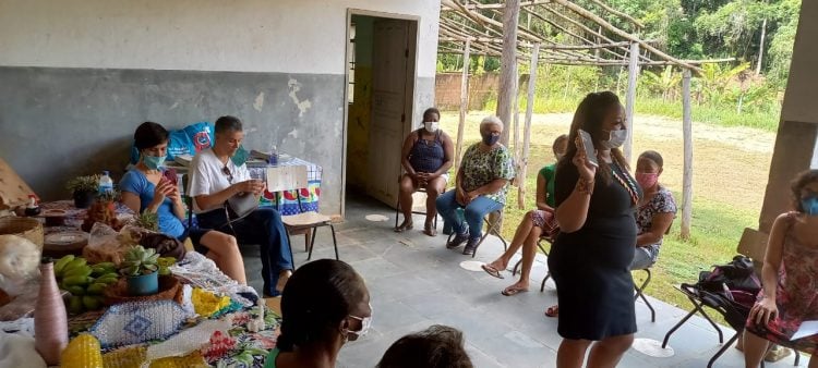 Mulheres quilombolas recebem orientação sobre agricultura familiar e artesanato