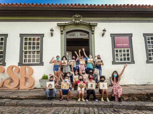 Oficina ensina estudantes a criar tintas naturais