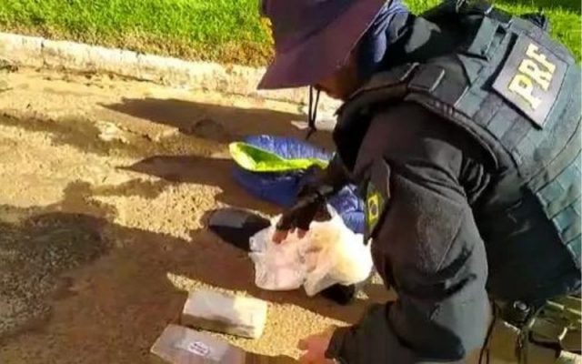 PRF prende passageiro com mais de 4 kg de pasta base de cocaína em cinta elástica