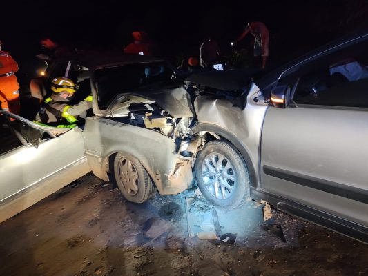 Três pessoas ficam gravemente feridas em acidente em estrada rural