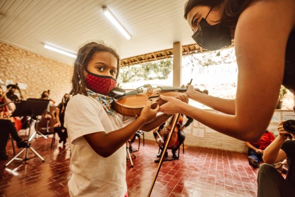 Crianças interagem com instrumentos da Orquestra Ouro Preto