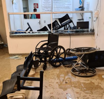 Paciente surta e destrói recepção de hospital em Alvinópolis
