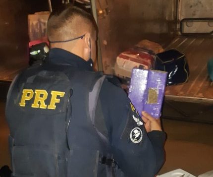 Homem é preso pela PRF transportando 1,2 kg de maconha