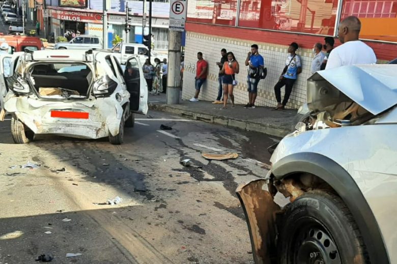 Quatro veículos se envolvem em engavetamento na rua Mestre Emílio, em Itabira