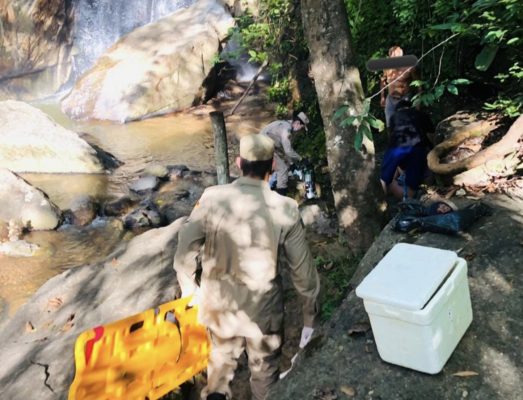 Turista morre após cair e bater cabeça tirando foto em cachoeira