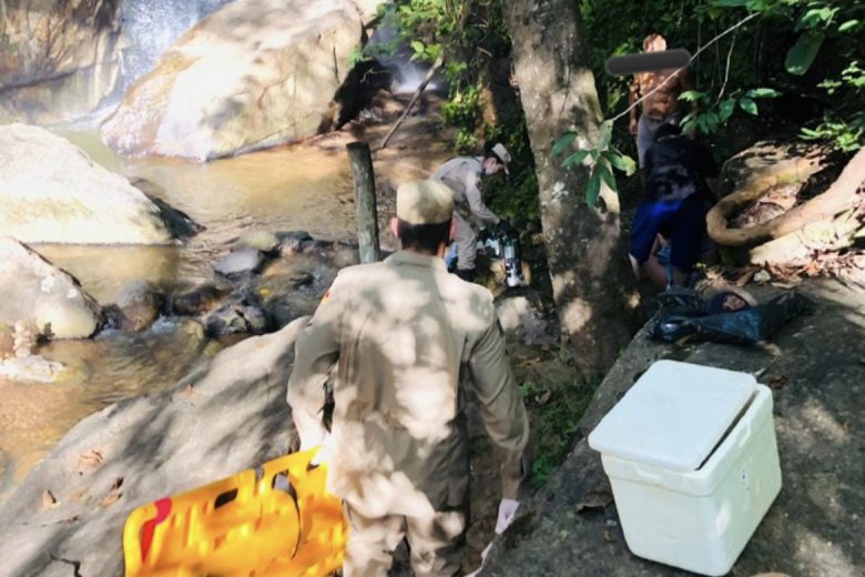 Turista morre após cair e bater cabeça tirando foto em cachoeira