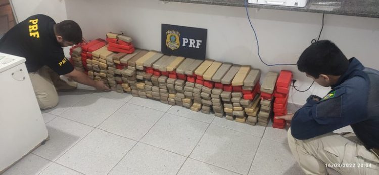 prf-apreende-cerca-de-200-kg-de-maconha-em-joao-monlevade