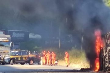 Ônibus de turismo pega fogo e causa engarrafamento na BR-381