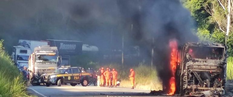 Ônibus de turismo pega fogo e causa engarrafamento na BR-381