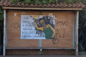 Intervenção artística contra violência obstétrica é realizada em frente à maternidade de Ouro Preto