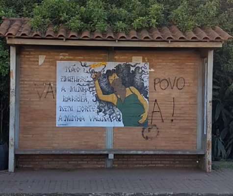 Intervenção artística é realizada em frente à maternidade de Ouro Preto