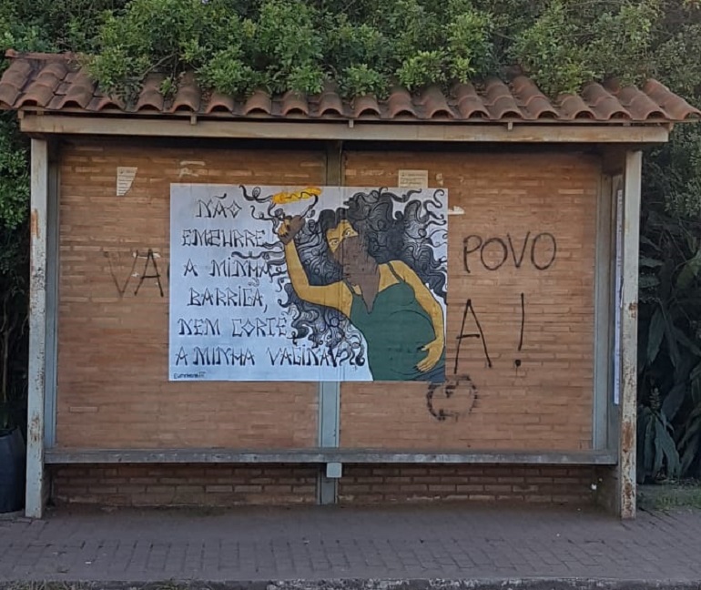 Intervenção artística contra violência obstétrica é realizada em frente à maternidade de Ouro Preto
