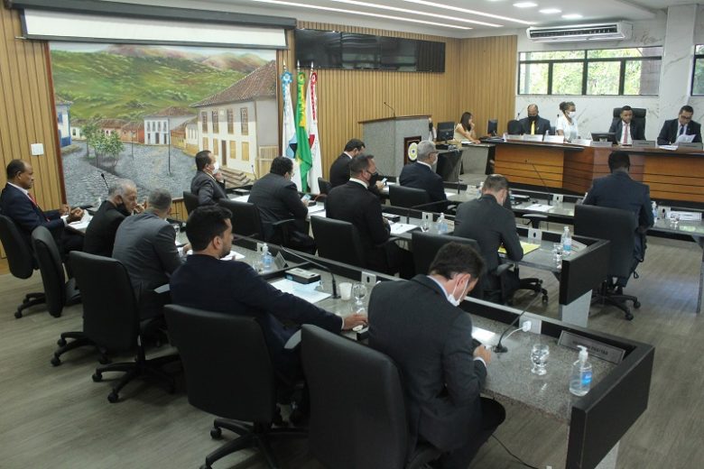 Vereadores condenam ataques homofóbicos à Laura Souza, indicada para a Secretaria de Educação