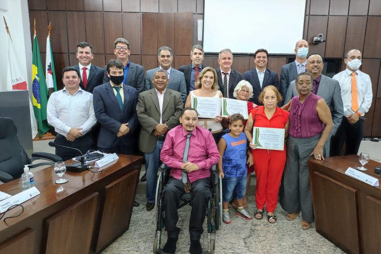 Mulheres recebem o diploma de “Construtora da Democracia” em Monlevade