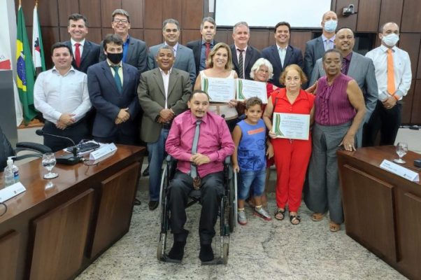 Mulheres recebem o diploma de "Construtora da Democracia" em Monlevade