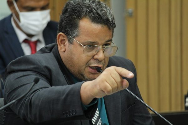 Já Carlos Henrique de Oliveira (PDT) afirmou: "quando teve acesso ao vídeo fiquei espantado com a forma como esse deputado estadual se posicionou — fazendo trampolim político. Ele foi homofóbico e veio a público condenar e repudiar e veio tirar sarro com o público LGBT ao dizer 'LGBTQIYZ e não sabe mais o que'. Ele veio para fazer política, ele deveria estar aqui discutindo a duplicação das MGs 434 e 129; a questão do fim da mineração em nossa cidade; discutir a questão da delegacia, que é responsabilidade do Estado e a Prefeitura banca quase tudo. Mas não, ele veio mostrar a ignorância de um ser humano em pleno século 21". José Júlio Rodrigues "Combem" (PP) defendeu que é necessário ter foco nas discussões que importam à cidade e que não se pode deixar que pautas de ódio ganhem destaque em meio ao debate social da cidade. "Vivemos em uma cidade em que temos uma série de questões para serem discutidas, para serem resolvidas e as pessoas acabam perdendo muito tempo disseminando sentimentos que não são necessários. E os sentimentos que precisam ser disseminados, como o amor, tolerância, respeito ao outro, acabam sendo colocados por alguns em segundo plano", argumentou. Por sua vez, Júlio César de Araújo "Contador" (PTB) disse que "é muito triste ver o pré-julgamento. Às vezes uma pessoa não conhece a outra e, de imediato, vai subestimando em determinada situação. As pessoas também são um pouco hipócrita em relação às colocações de cunho religioso. Jesus, no Evangelho de João, diz muito claro: 'que todos sejamos um'. Mas que um é esse que queremos ser se imediato repugnamos, pré-julgamos, subestimamos a categoria, classe, decisão, opção... Precisamos de educação para entendermos, em pleno século 21, que todos sejamos um e enxergamos o outro como irmão verdadeiro". Enquanto Heraldo Noronha Rodrigues (PTB) disparou que "ele [Léo Portela] cometeu um erro enorme com uma cidadã itabirana. Esse erro não é só com a Laura [Souza], é com todos os itabiranos. A falta de respeito dele foi com todos os itabiranos. Ele não pode jugar a pessoa porque ela é homem ou moça. Ele tem que ver o currículo da pessoa e não pode julgar antes. É inaceitável. Eu respeito os Portelas por terem trazido emendas [parlamentares] para Itabira e por serem deputados atuantes, tanto o pai [Lincoln] quanto o filho [Léo], mas isso o que ele falou é inaceitável". Roberto Fernandes Carlos de Araújo "Robertinho da Autoescola" (MDB) declarou que "chega uma pessoa com nível máximo de instrução e solta um tanto de abobrinhas dessas. Essa moça que é secretária de Educação é super qualificada, então não coloque em xeque o cargo que ela ocupa não. Temos que respeitar o ser humano indiferente das suas condições e opções". A vereadora Rosilene Félix Guimarães (MDB) lembrou que "no ano passado, ainda no governo do atual presidente da República, Jair Bolsonaro (PL), foi sancionada a lei 14.192/2021, que classifica a violência política contra a mulher e estabelece, inclusive, a violência em função do sexo, da raça. Toda vez que uma mulher é agredida pela sua posição ou sua nomeação nós estamos caminhando, sim, em retrocesso. E, nesse caso, estamos presenciando um retrocesso que não vai servir de base para o que estamos tentando construir em nossa cidade".