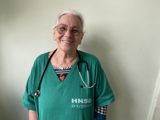 Conheça a história de Ermelina Costa, primeira médica do HNSD; e que segue atendendo aos 73 anos