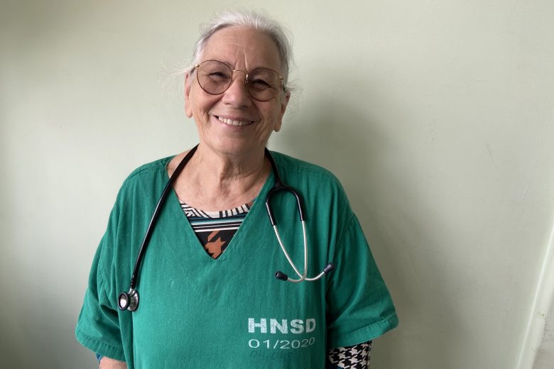 Conheça a história de Ermelina Costa, primeira médica do HNSD; e que segue atendendo aos 73 anos