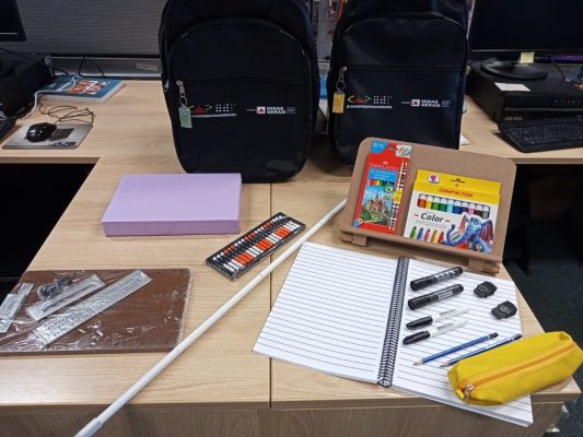 Alunos com deficiência visual recebem materiais adaptados