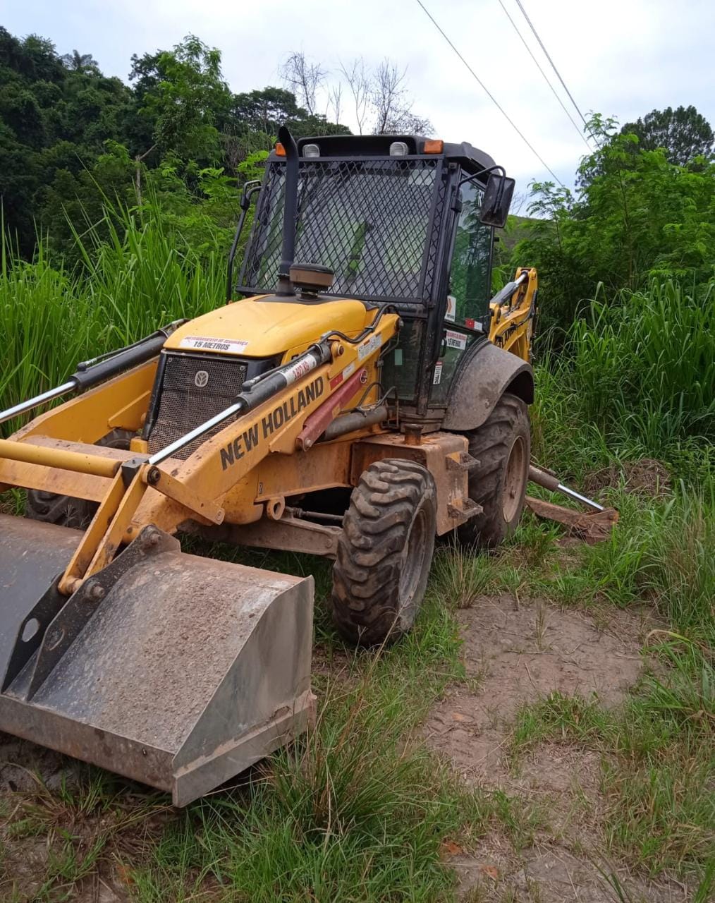 Retroescavadeira é furtada às margens da BR-381 em Nova Era