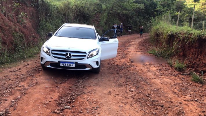 casal-e-morto-a-tiros-em-carro-de-luxo-no-interior-de-minas