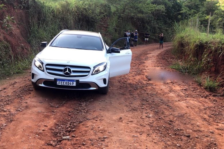 Casal é morto a tiros em carro de luxo no interior de Minas