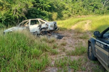 Carro carbonizado é encontrado abandonado na área da Vale