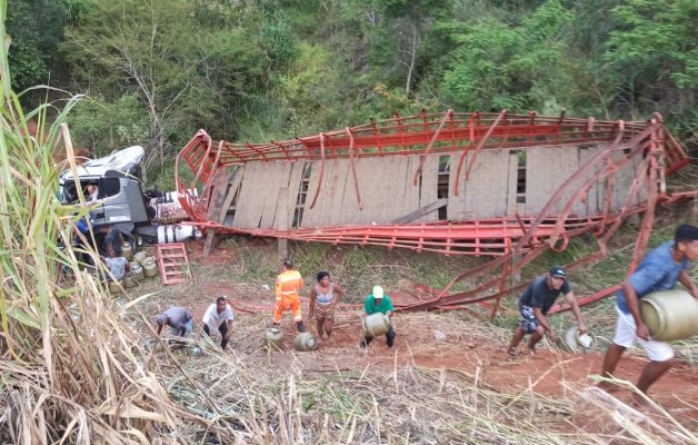 carreta-com-botijoes-de-gas-capota-em-ribanceira-na-estrada-de-nova-era