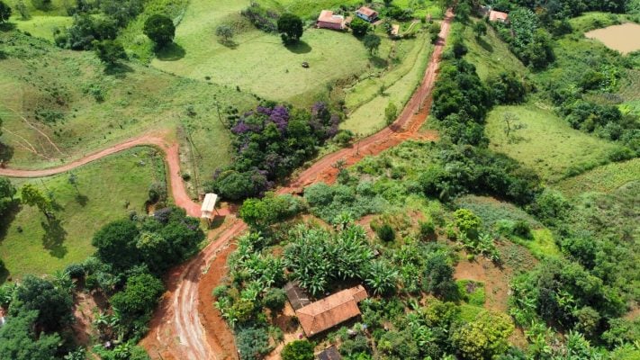 Começa a pavimentação entre Itacolomi e Tabuleiro, em Conceição do Mato Dentro