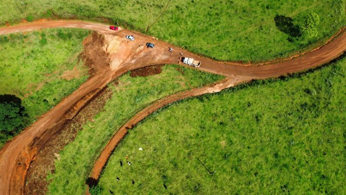 Começa a pavimentação entre Itacolomi e Tabuleiro, em Conceição do Mato Dentro 